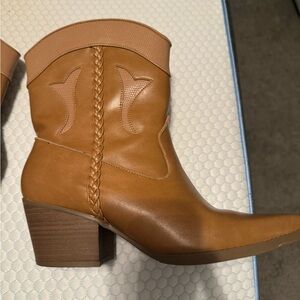 Women’s bootie cowboy boots.